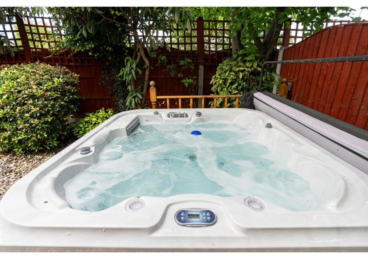 Nature'S Serenade:3Br Classic Home-Jacuzzi & Sauna Canvey Island Exterior photo