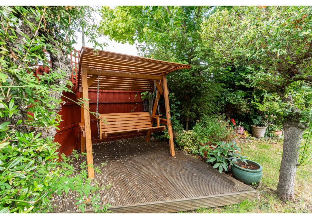 Nature'S Serenade:3Br Classic Home-Jacuzzi & Sauna Canvey Island Exterior photo